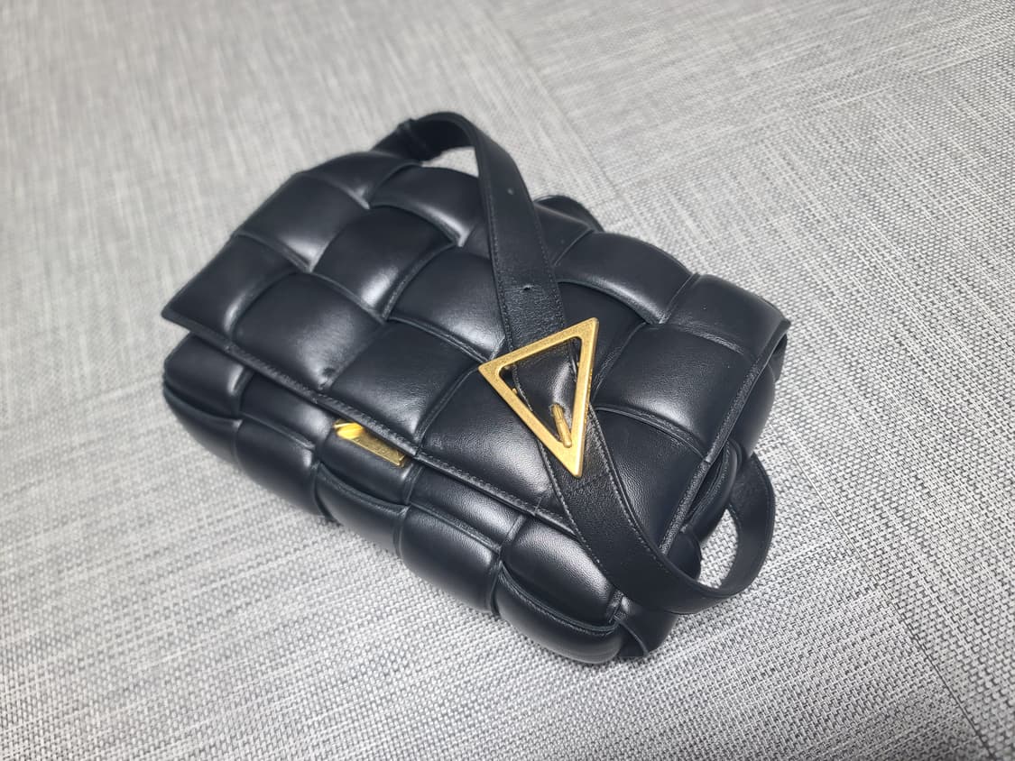 보테가베네타 패딩 레더 카세트백 블랙 금장 크로스백 상품이미지1