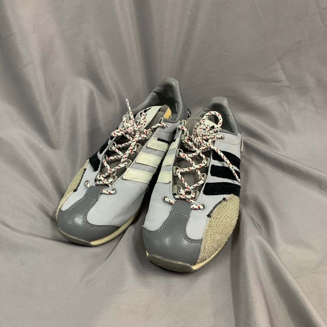 235 아디다스 x 송 포 더 뮤트 컨트리 OG 그레이 투 코어 블랙 상품이미지2