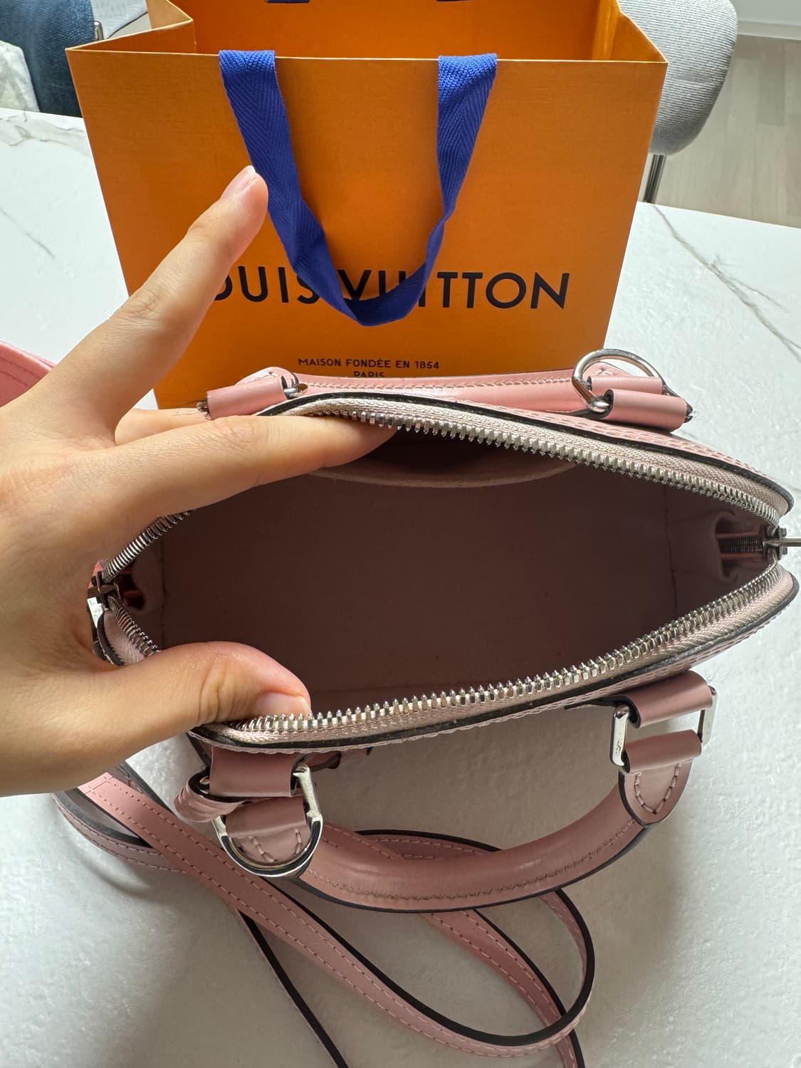 루이비통 알마 BB 에삐 핑크 토트백 상품이미지6