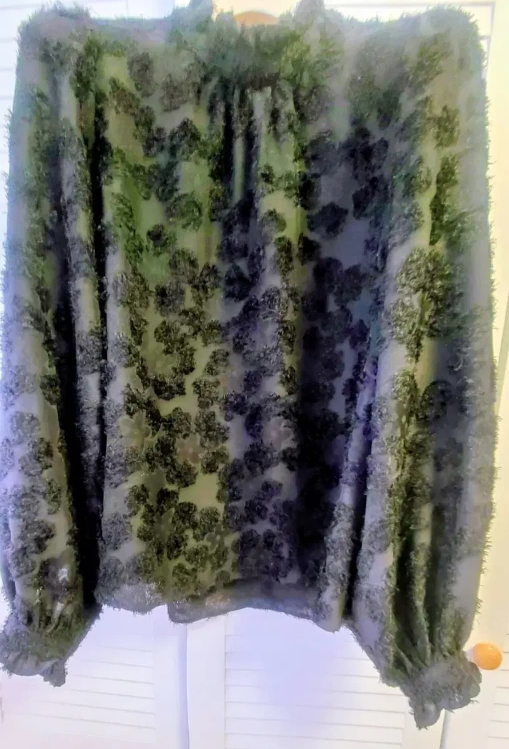 블랙 색상의 독특한 질감 패턴이 돋보이는 우아하고 고급스러운 블라우스 상품이미지2