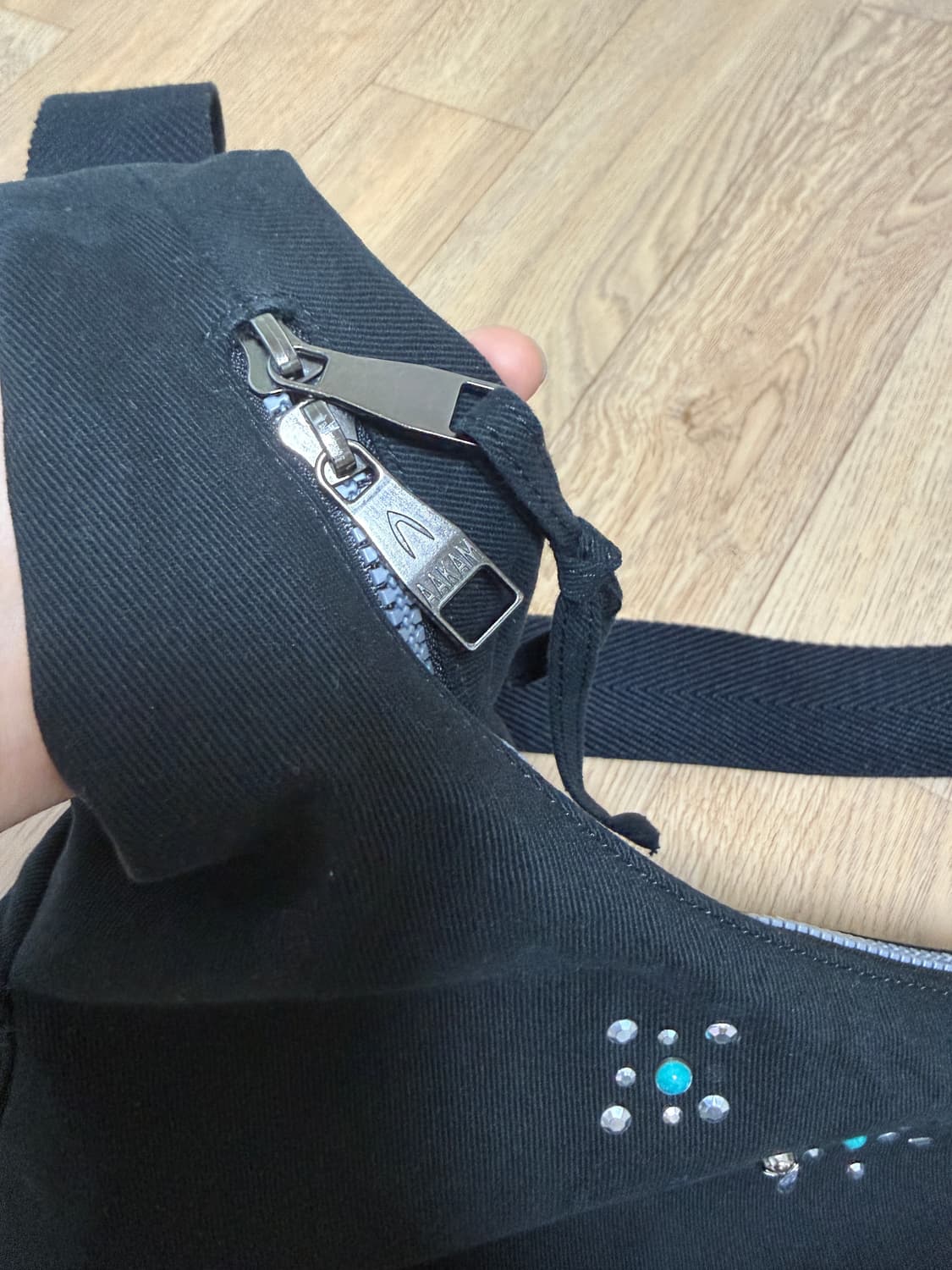 아캄 스터드 로고 크로스백 상품이미지4