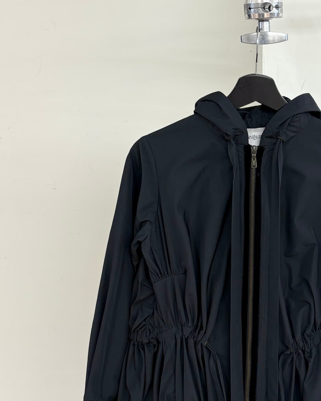 입생로랑 블랙 셔링 후디 롱 자켓 상품이미지3