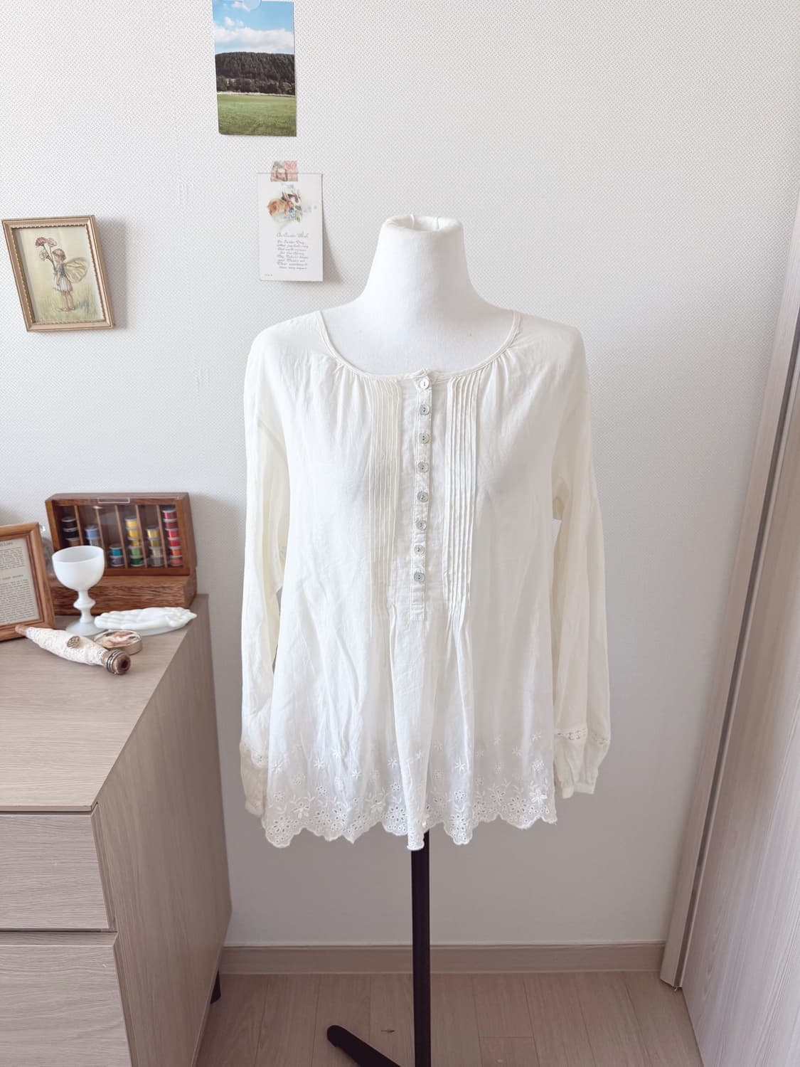 얼스뮤직 모리걸 화이트 자수 블라우스 상품이미지1