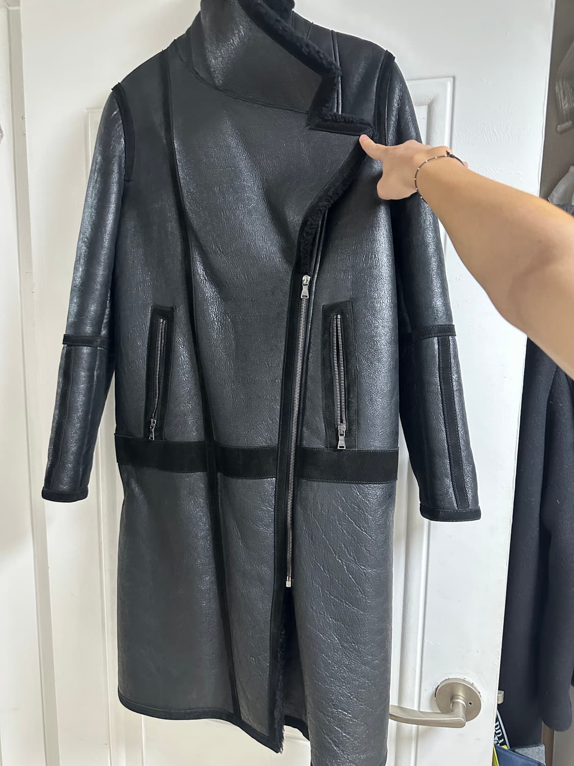 닐바렛 블랙 무스탕 코트 상품이미지3