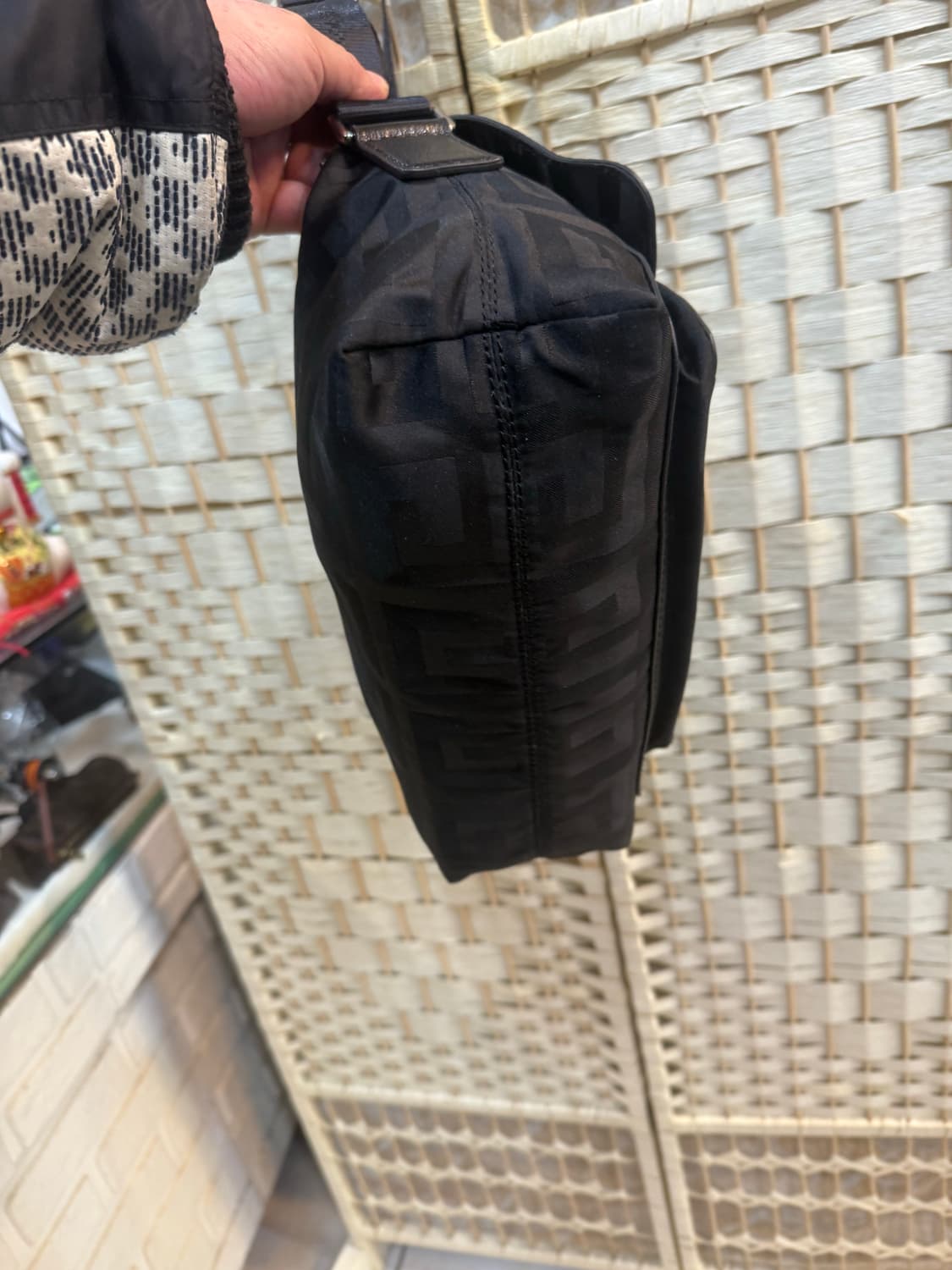 정품 지방시 시그니처 크로스백 팝니다 상품이미지6