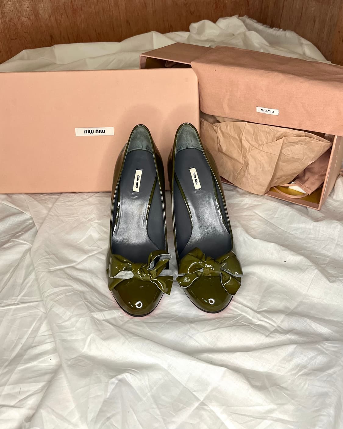 미우미우 올리브 그린 패턴트 보우 스틸레토 힐 상품이미지2