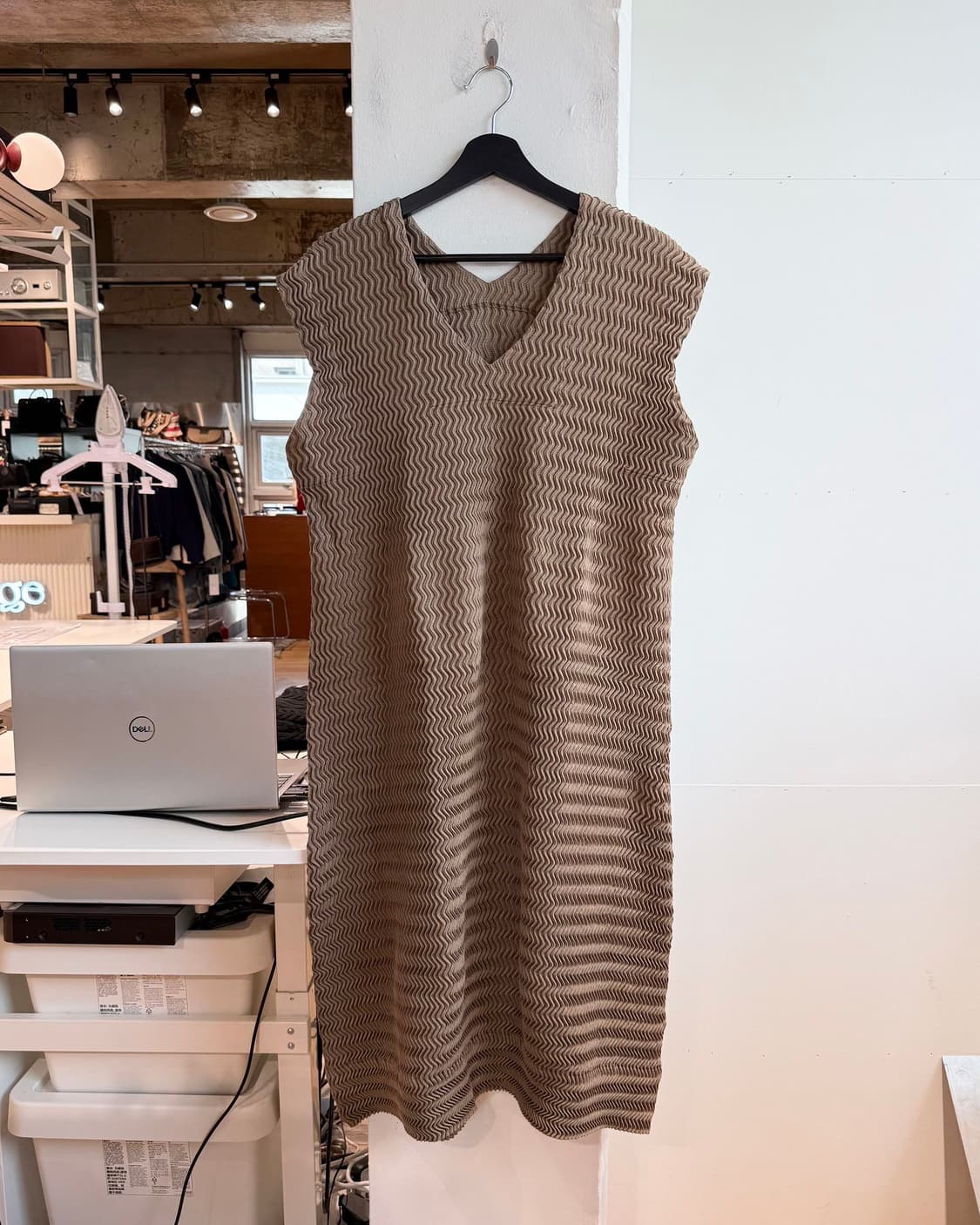 이세이미야케 브라운 링컬 브이넥 슬리브리스 원피스  상품이미지2