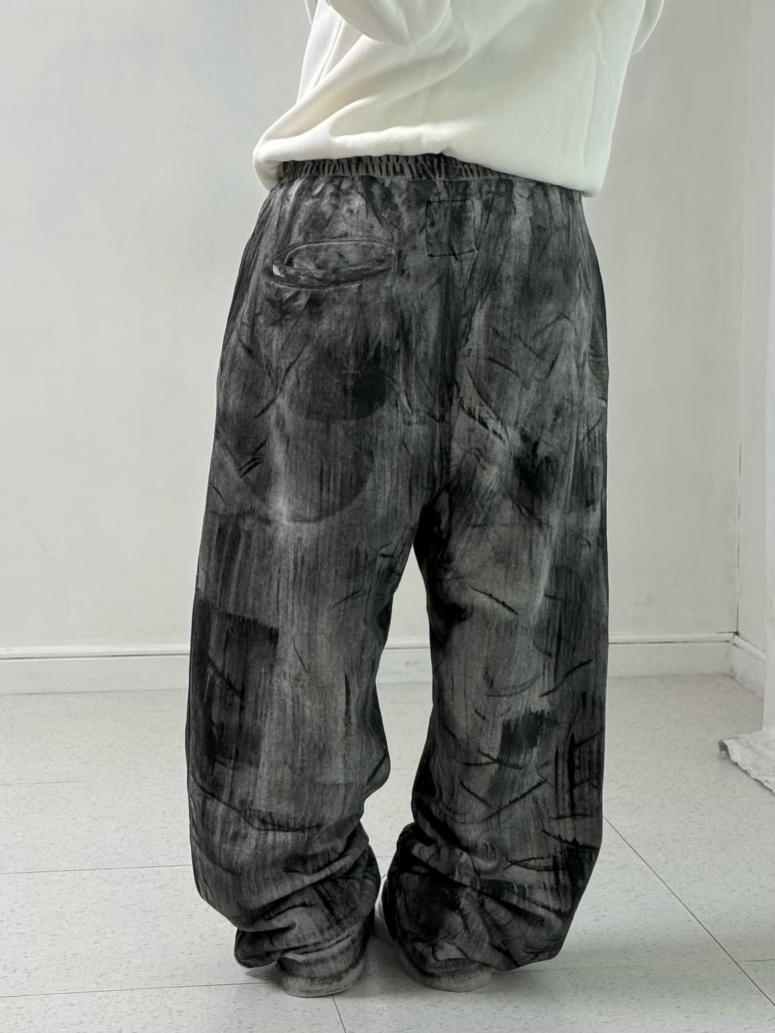 언더마이카 러프 오일 코팅 스웻팬츠 상품이미지4