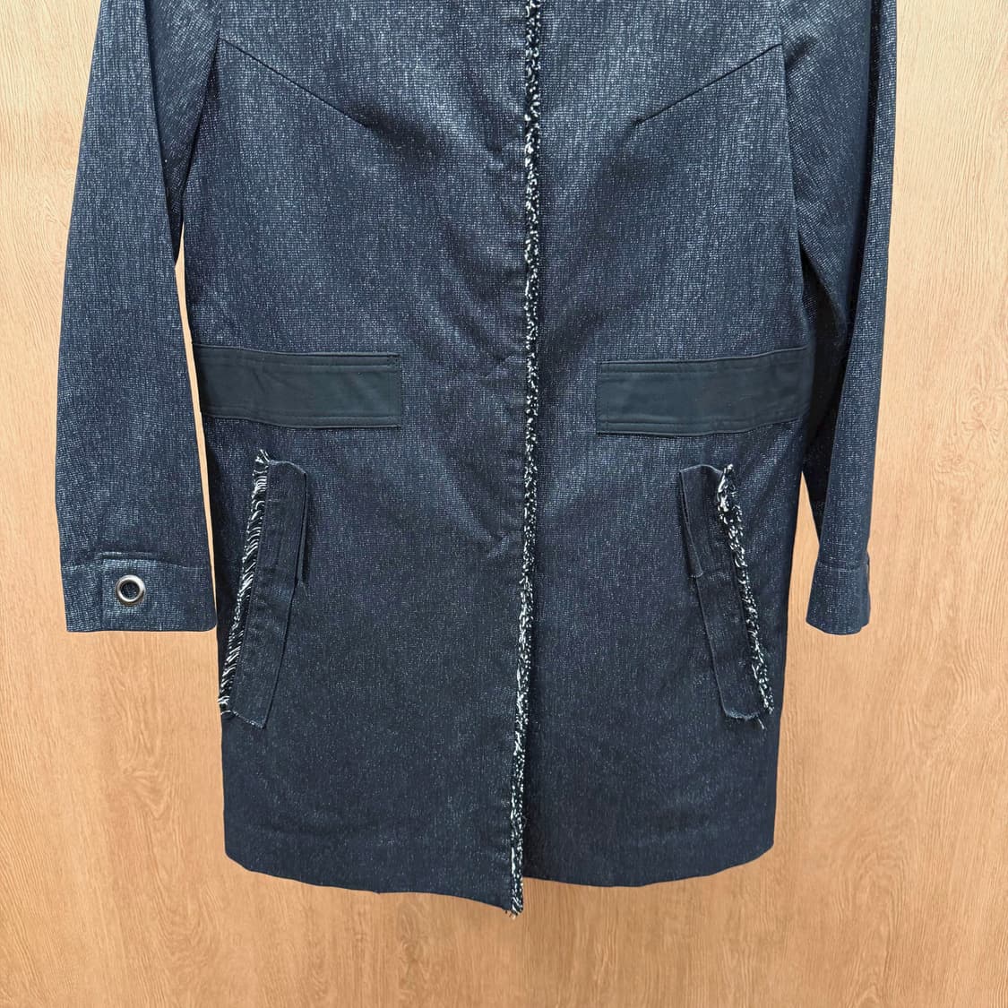 르베이지 롱 자켓 노카라 프레이드 트리밍 디테일 레귤러핏 블랙 상품이미지5