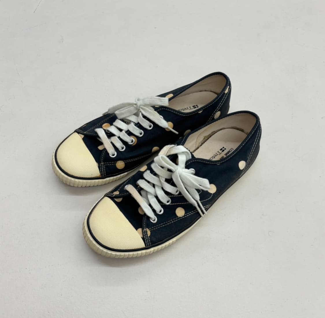 꼼데가르송 x 트레통 도트 스니커즈 상품이미지1