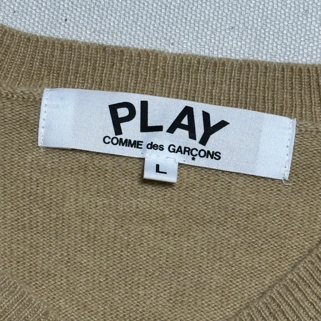 L 꼼데가르송 블랙하트와펜 베이지 울 브이넥 니트 상품이미지4