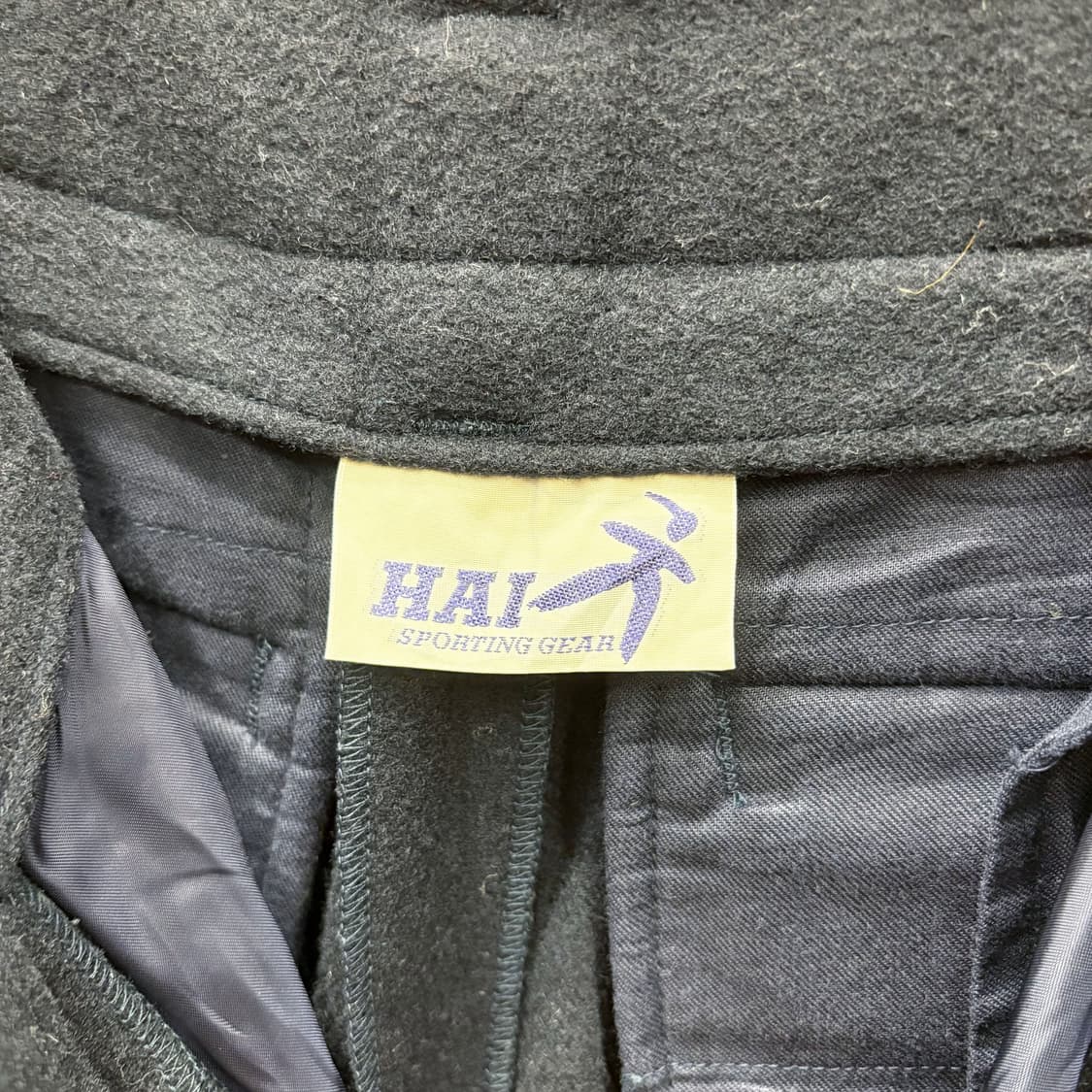 이세이미야케 하이 울 테이퍼드 팬츠 더블 버튼 투 핀턱 포켓 디테일 블랙 상품이미지6