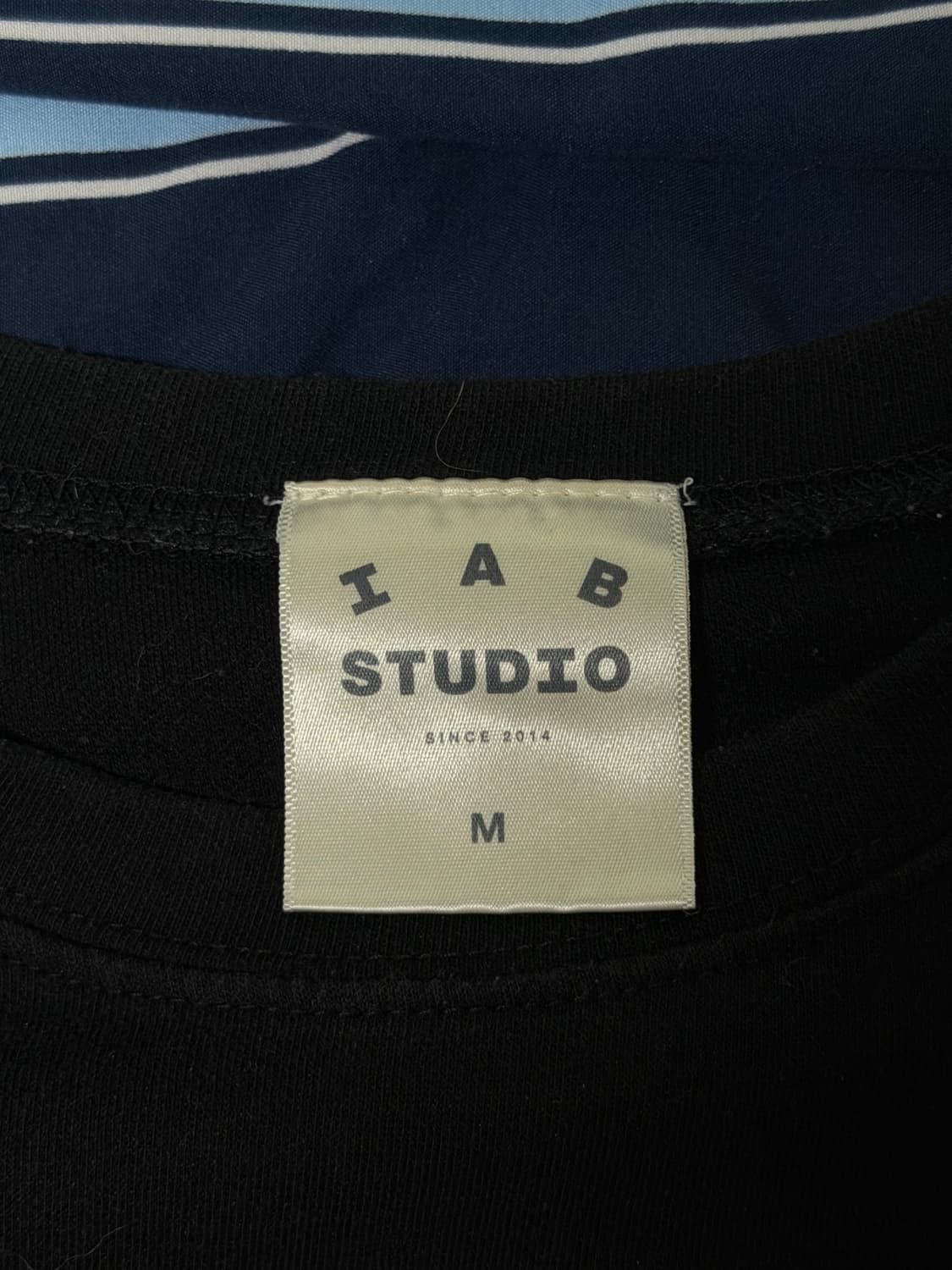 IAB STUDIO 블랙 로고 반팔 티셔츠 상품이미지3