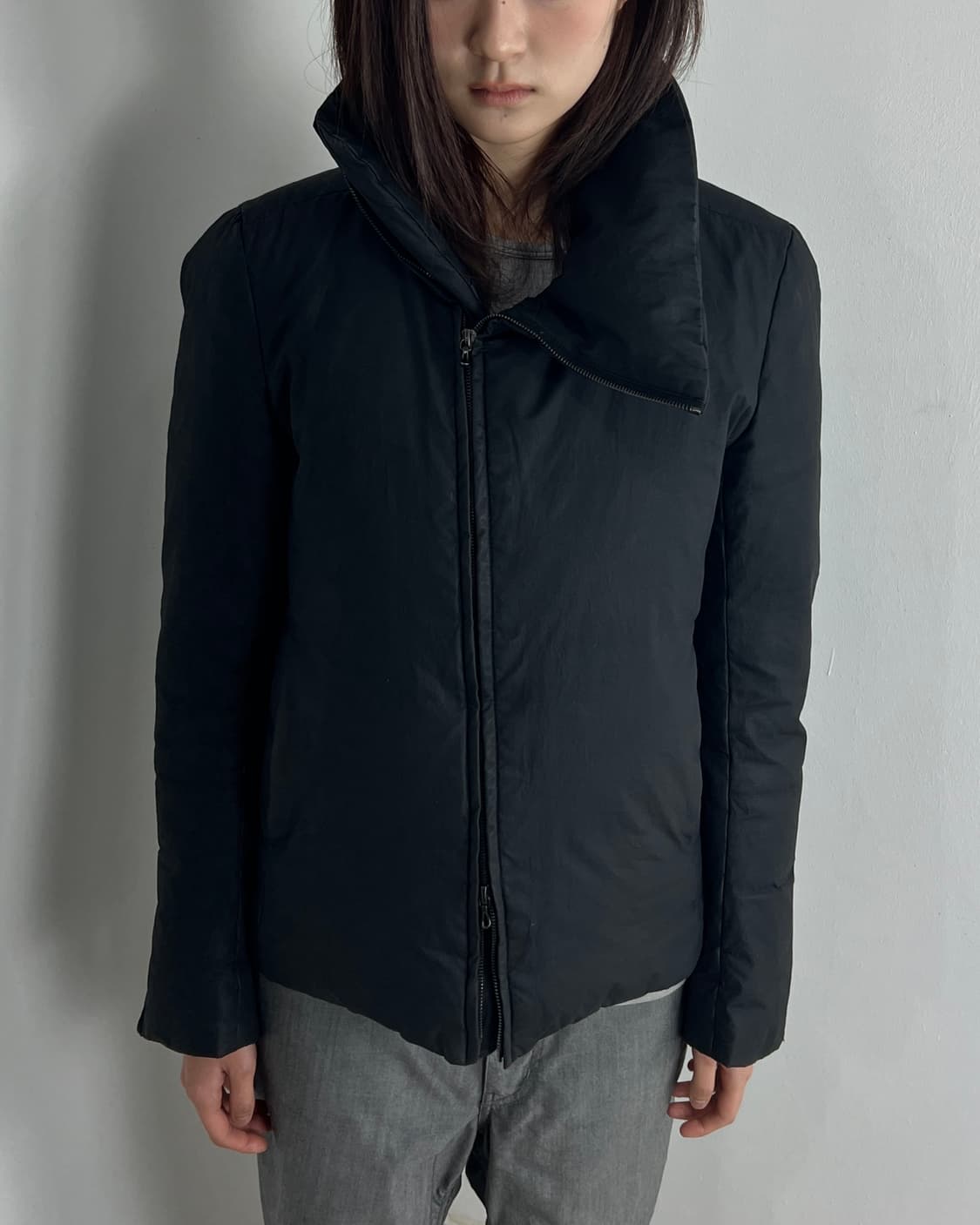 카즈유키 쿠마가이 어태치먼트 비대칭 하이넥 다운 자켓 상품이미지1