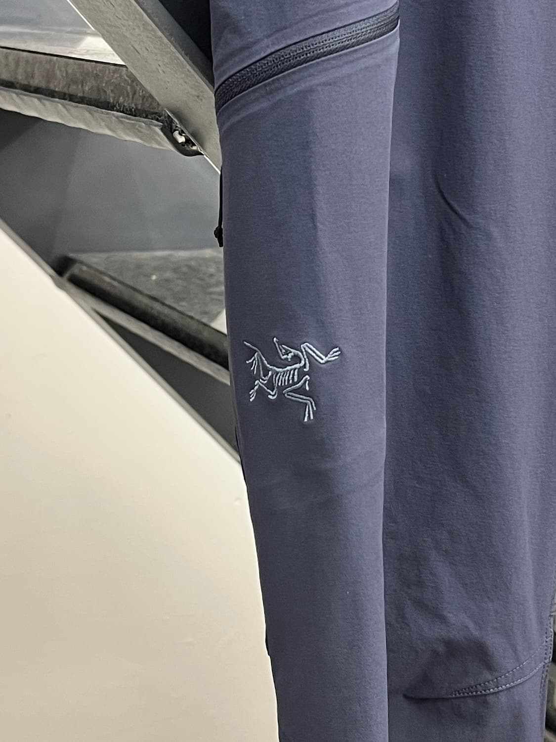 아크테릭스 25SS 블랙 사파이어 감마 팬츠 상품이미지3