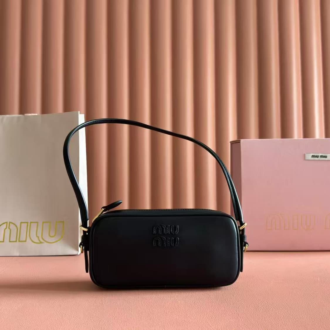 미우 미우 레더 파우치 블랙 상품이미지1