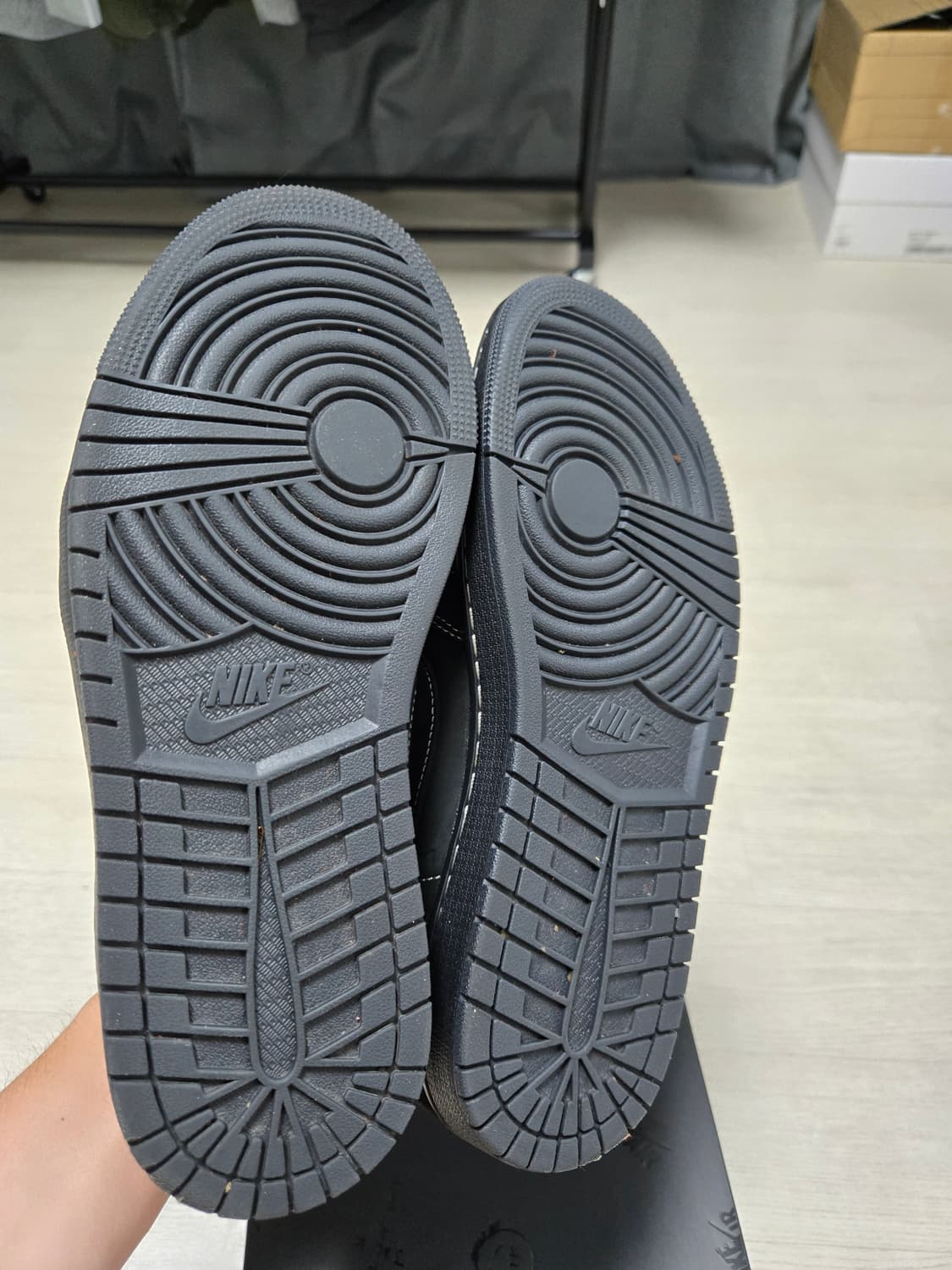 트래비스 스캇 블랙팬텀 255사이즈팝니다 상품이미지3