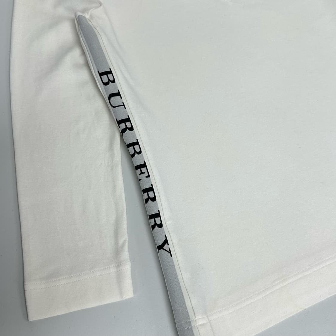 버버리 사이드 로고 디자인 티셔츠 상품이미지4