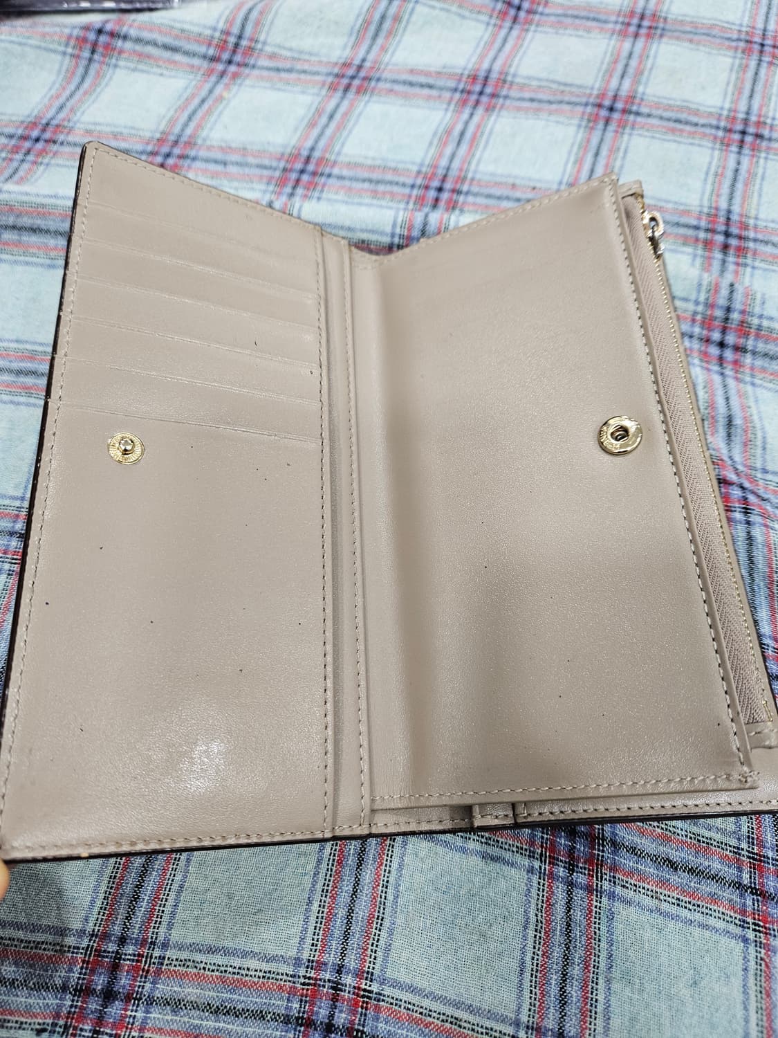 쿠론(COURONNE) 골드 뱀피무늬 여성 장지갑 상품이미지5