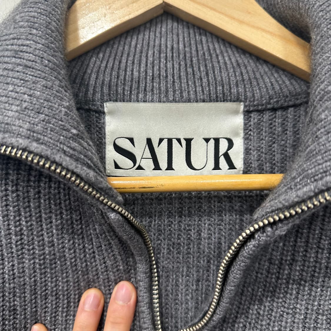 세터 버튼 업 세일러니트 하프집업 상품이미지3