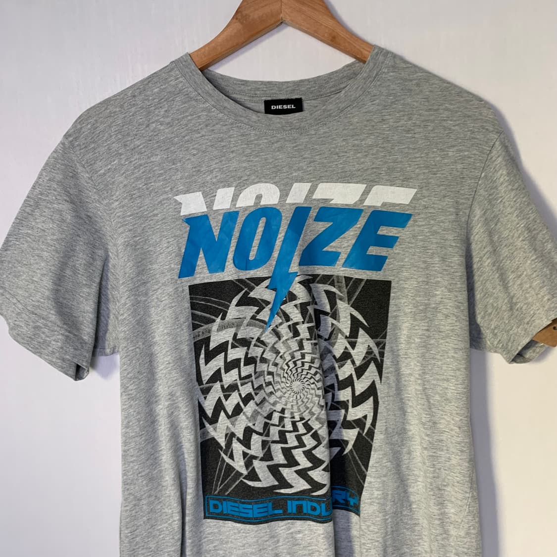 디젤 빈티지 프린팅 NOIZE 반팔 티셔츠 그레이 남녀공용 상품이미지3