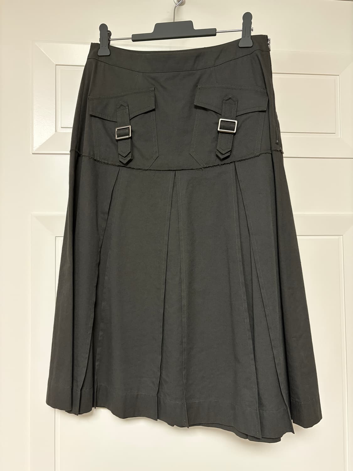 마뗑킴 플리츠 카고 스커트 차콜 상품이미지2