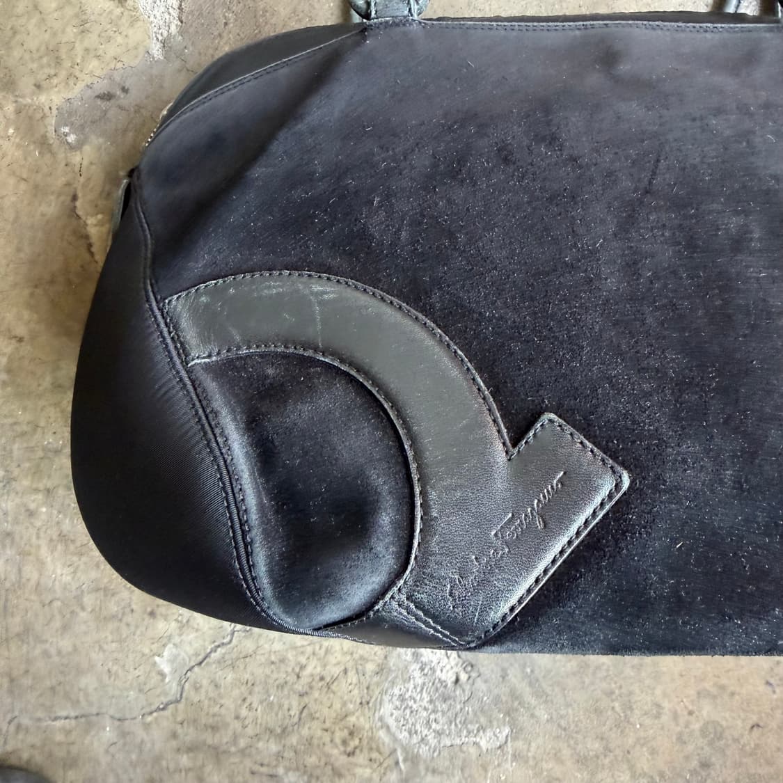 페레가모 간치니 로고 스웨이드/레더 숄더 백 상품이미지2