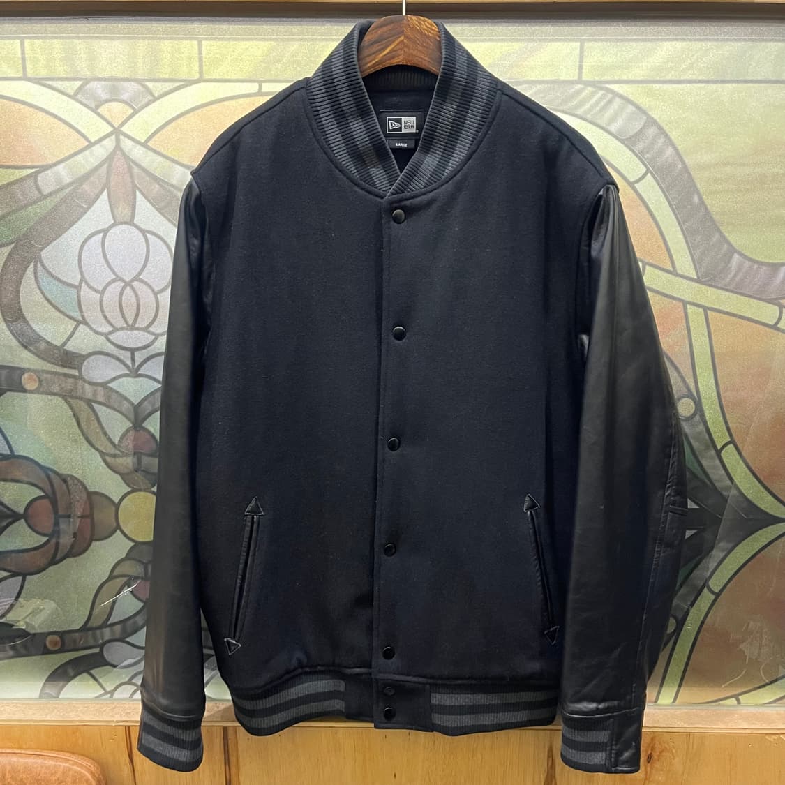 뉴에라 레더 스타디움 점퍼 상품이미지1