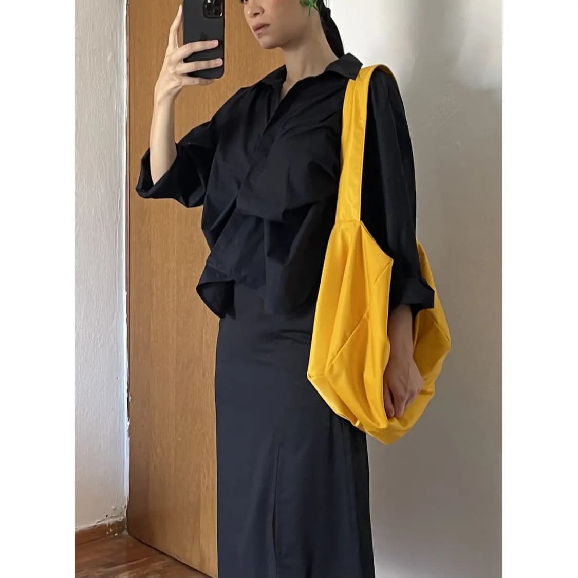 코스cos 노란색 가방 크로스바디 토트백 빅백 상품이미지3