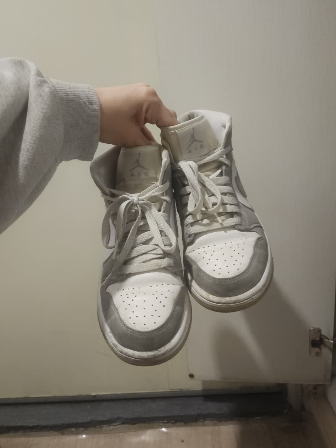 나이키 조던 1 미드 울프 그레이 여성 상품이미지3