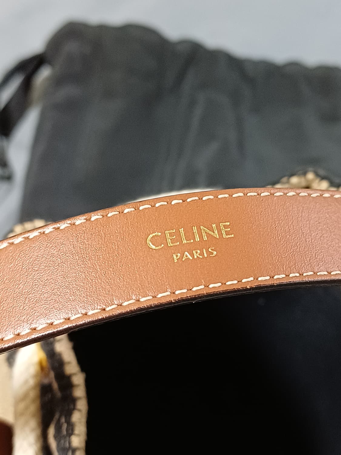 [새상품급] 셀린느 틴 드로우스트링 버킷백 베이지/탄 상품이미지3