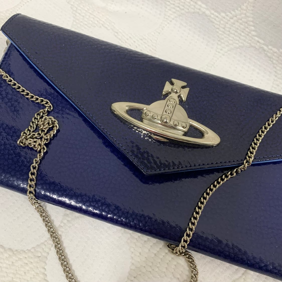 비비안 웨스트우드 블루 페이턴트 레더 엔벨로프 체인백 상품이미지3