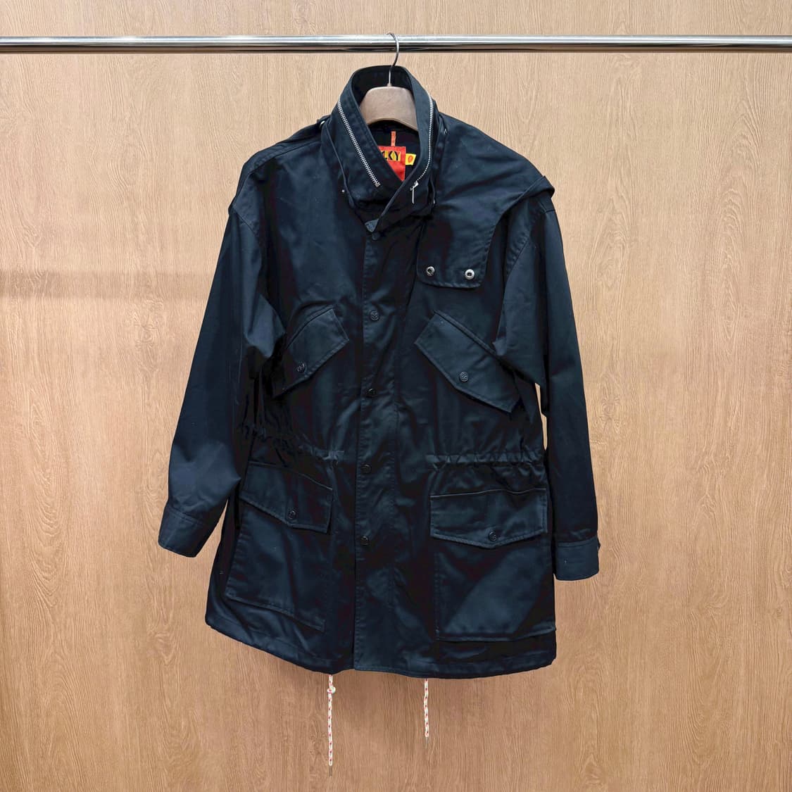 럭키슈에뜨 코튼 아웃도어 후드 자켓 플랩 포켓 스트링 디테일 블랙 상품이미지2