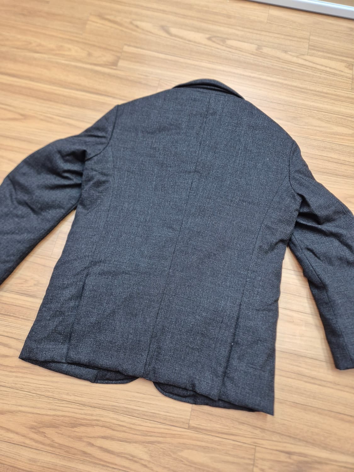 DKNY 남성 자켓 M사이즈 판매합니다. 모 99% 재질이라 고급스럽고  상품이미지2