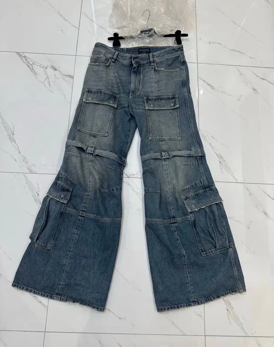 발렌시아가 스프링25의 플레어드 데님카고 팬츠 상품이미지3