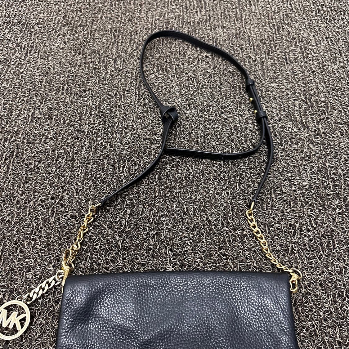 마이클코어스 여성 크로스백 가죽 가방 블랙 상품이미지4