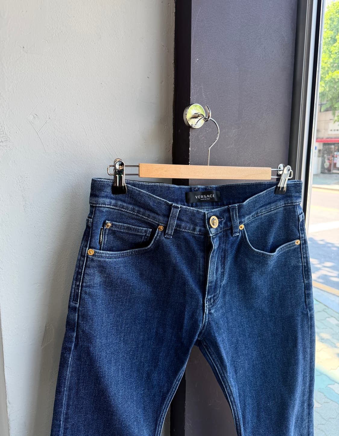 30/ 베르사체 메두사 백로고 데님팬츠 상품이미지4