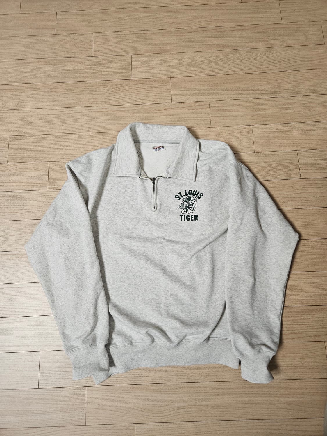 아웃스탠딩 세인트루이스 반집업 스웻 상품이미지1