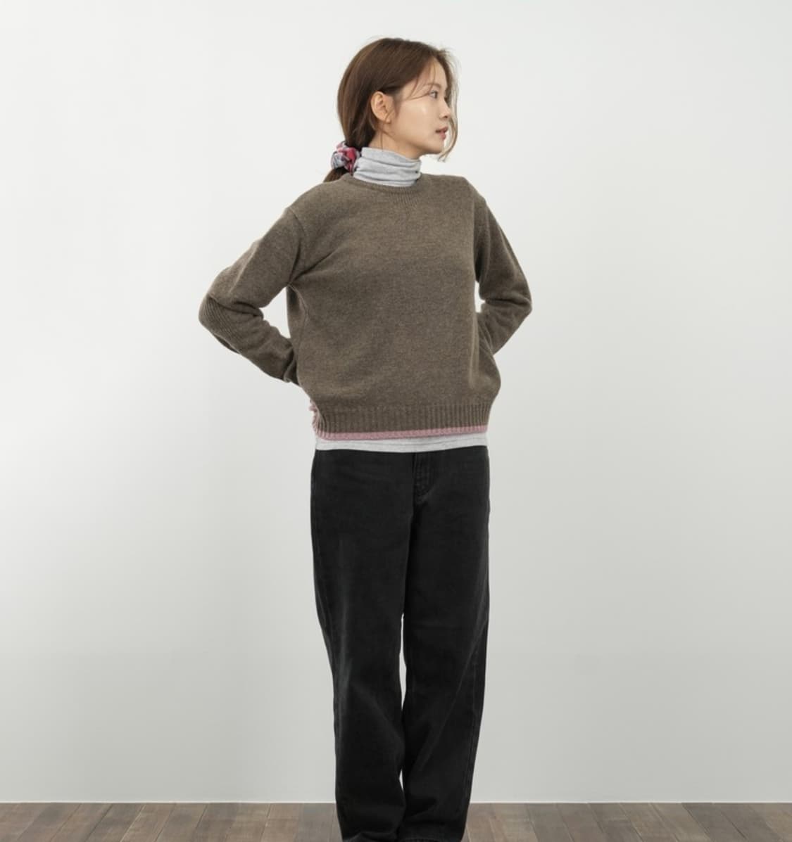 에메모가든 (캐시미어,메리노울 혼방) 에메모라인로고 니트 브라운 (F) 상품이미지5