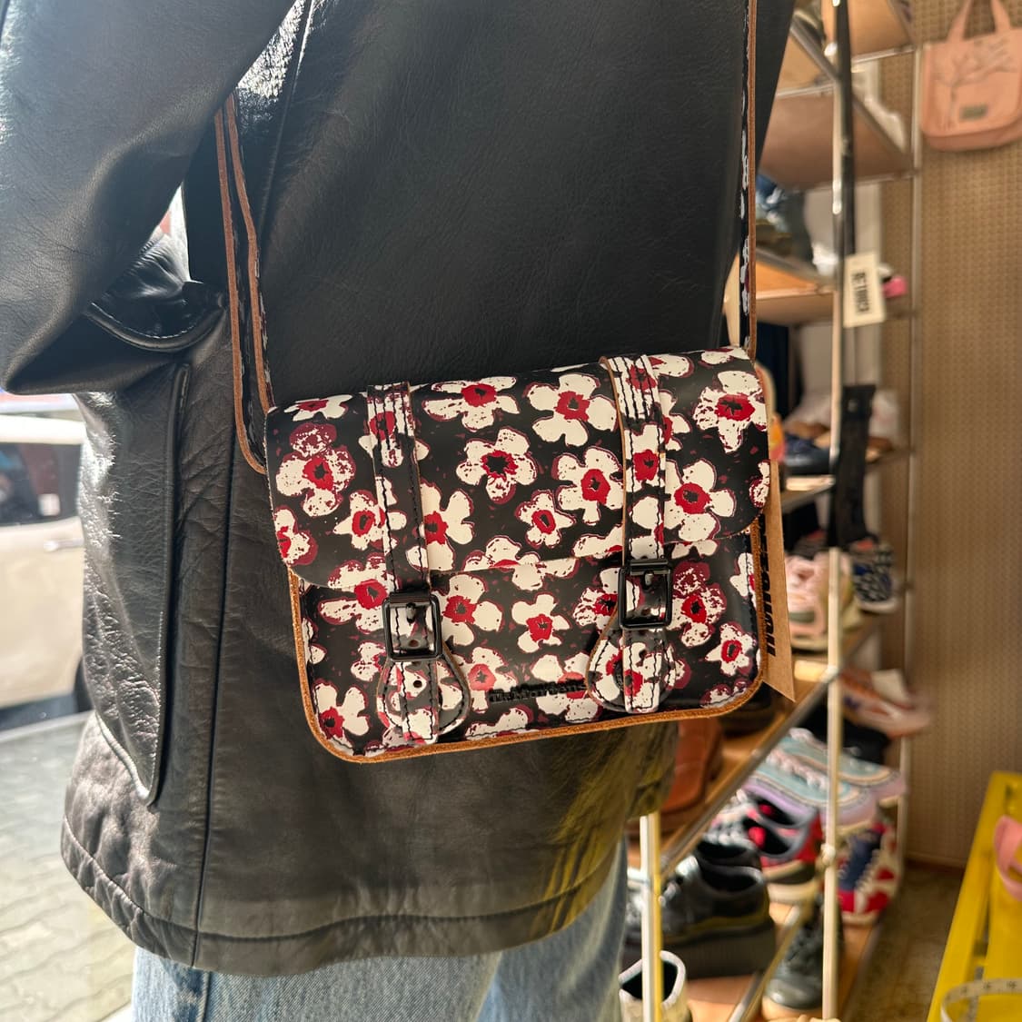 닥터마틴 플라워 프린팅 레더 사첼백 상품이미지9