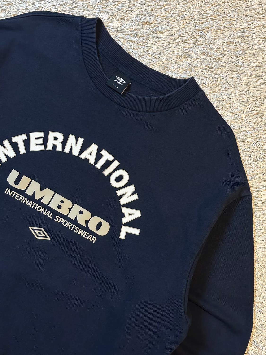 엄브로 UMBRO 스펠로고 맨투맨 네이비 상품이미지2