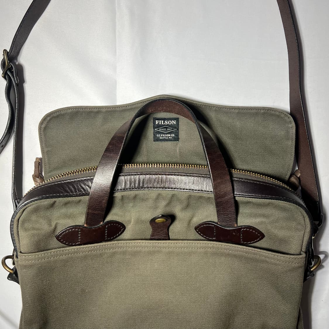 필슨 러기드 트윌 오리지널 브리프케이스 오터그린 상품이미지3