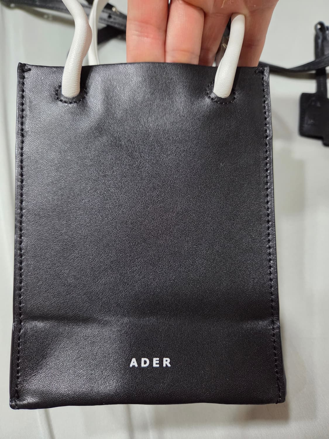 아더에러 스몰 쇼퍼백 느와르 (가죽) 상품이미지6