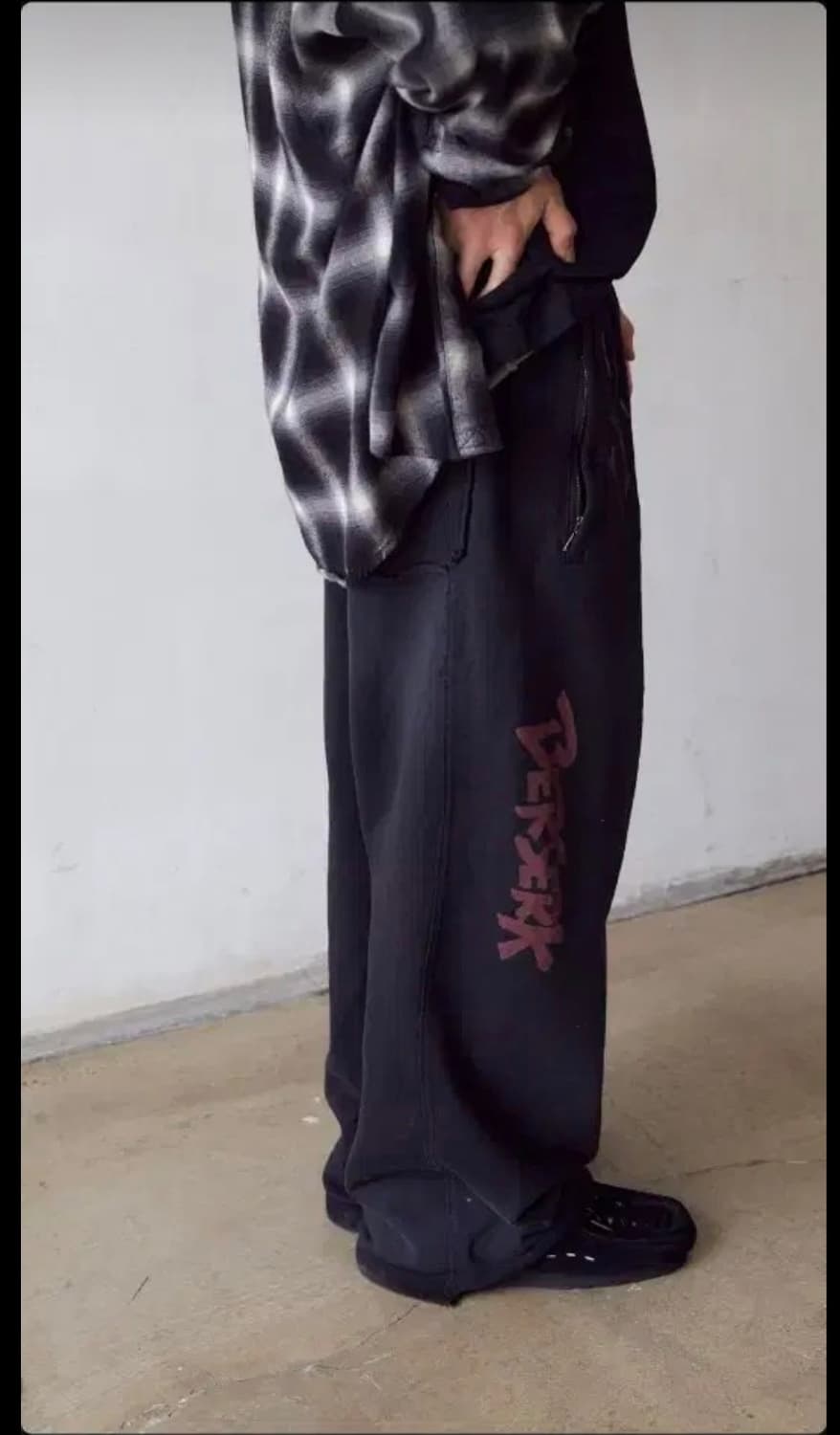 [3] 폴리테루 베르세르크 스웻팬츠 002 스탠딩 가츠 페이디드 블랙 상품이미지2