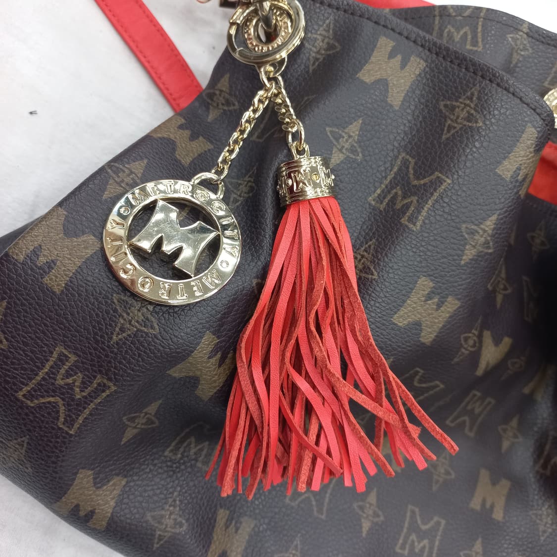 메트로시티 모노그램 숄더백 브라운 상품이미지4