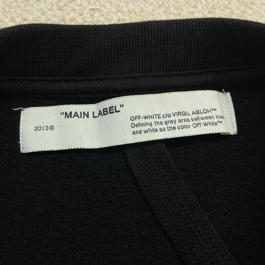 오프화이트 웨이비라인 크루넥 맨투맨 블랙 상품이미지5