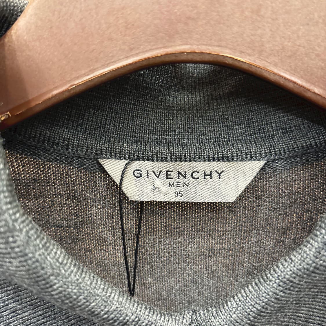 지방시 긴팔 카라 니트 로고 배색 하단 탭 디테일 레귤러핏 차콜 그레이 상품이미지6