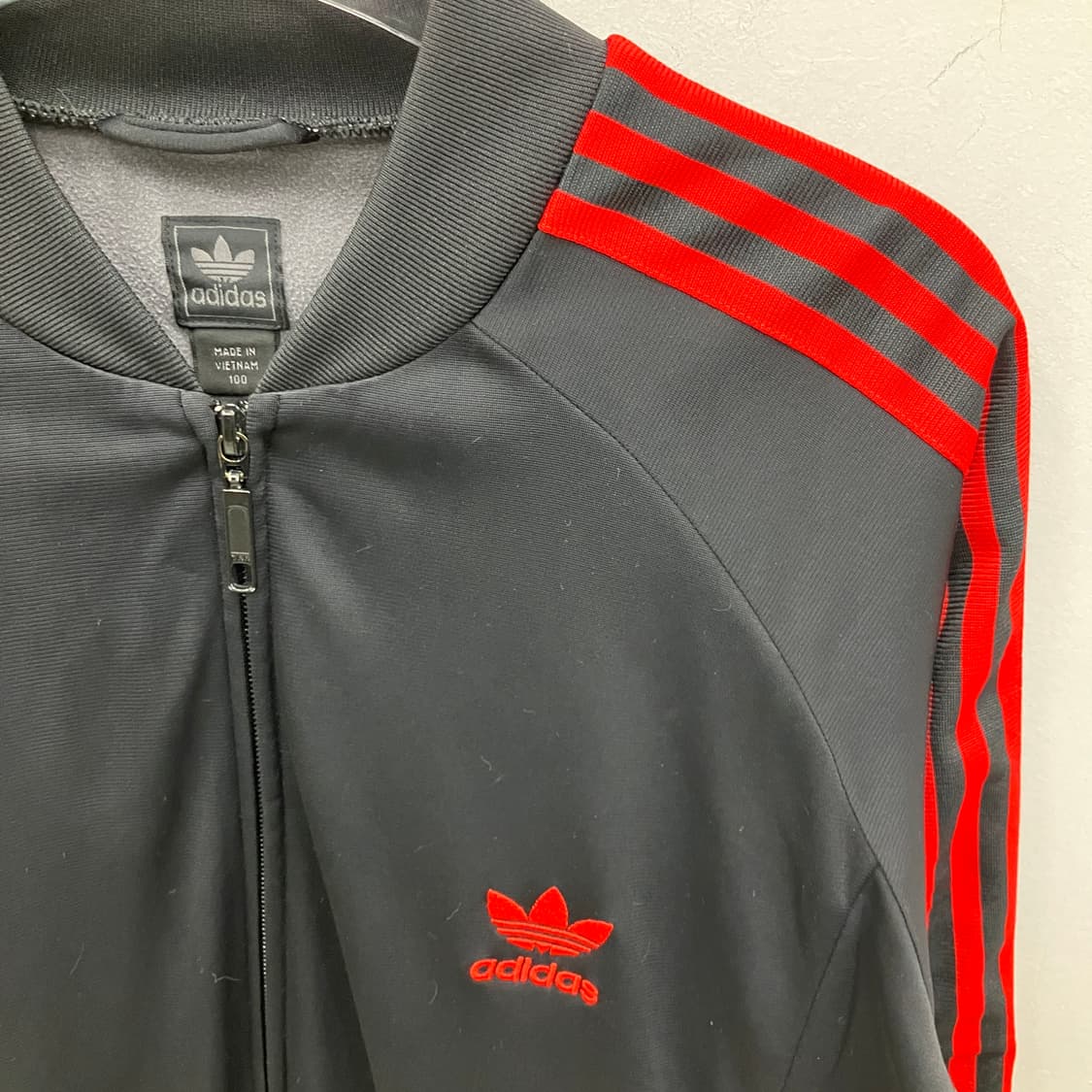 아디다스 블랙/레드 삼선 트랙 자켓 상품이미지3