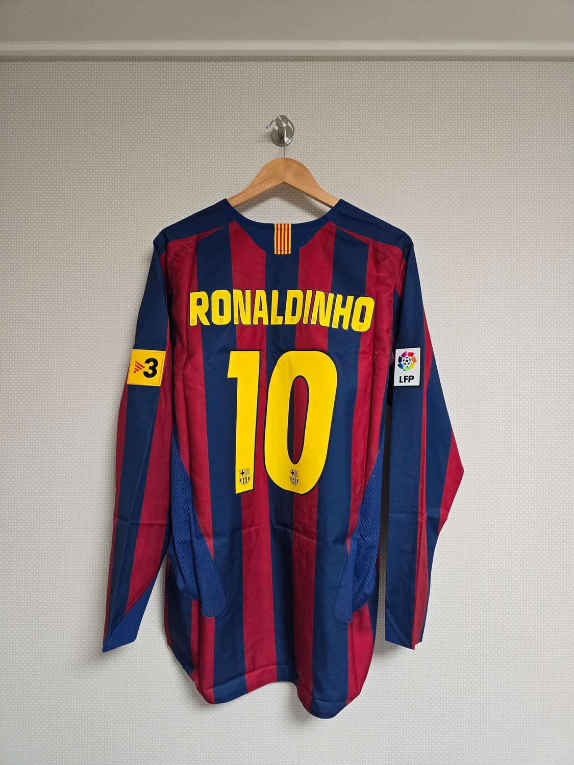 05-06 바르셀로나 홈 긴팔 리이슈 호나우지뉴 상품이미지1