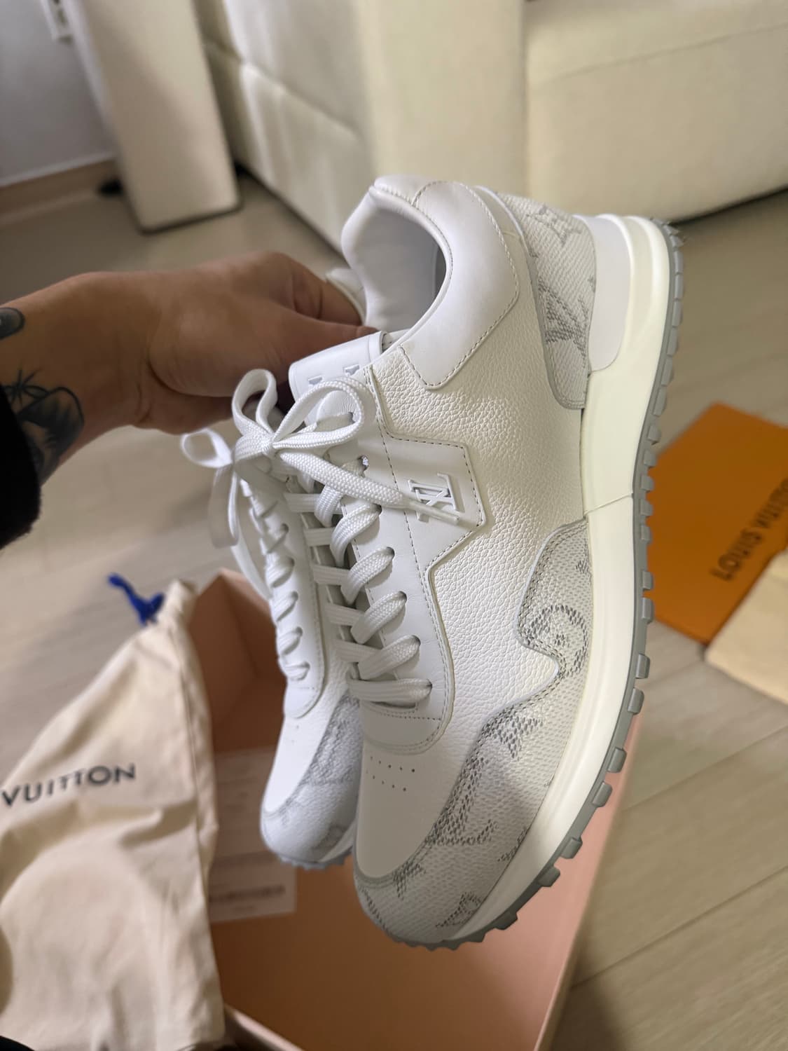 루이비통 런 어웨이 스니커즈  상품이미지8